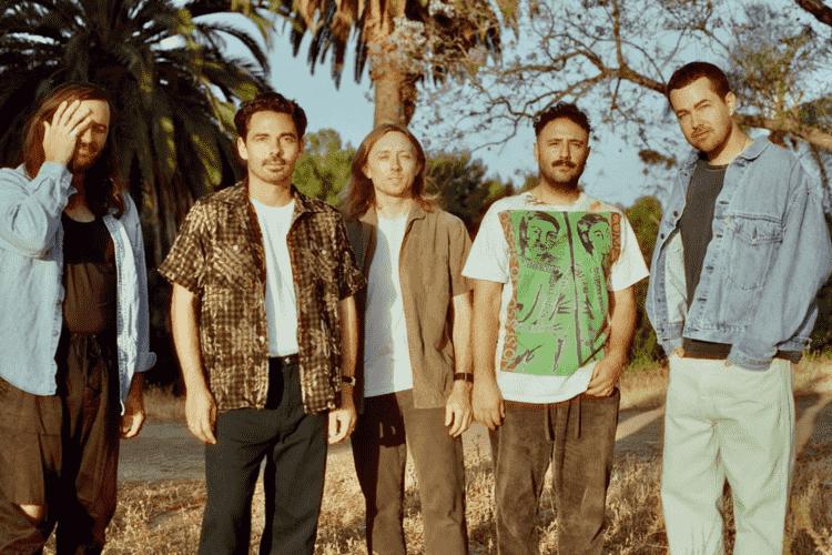 "April", primer avance del sexto disco de Local Natives