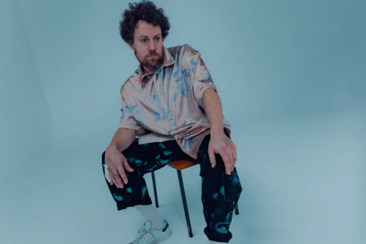 Metronomy veranean con Miki y Faux Real en “Contact High”