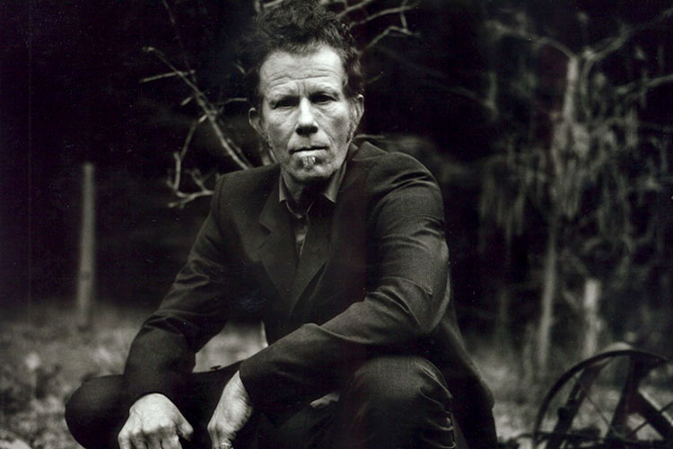 Tom Waits comparte una nueva versión de “Get Behind The Mule”