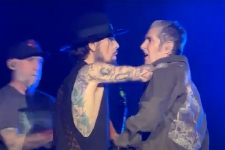 Perry Farrell golpea a Dave Navarro durante una actuación de Jane's Addiction