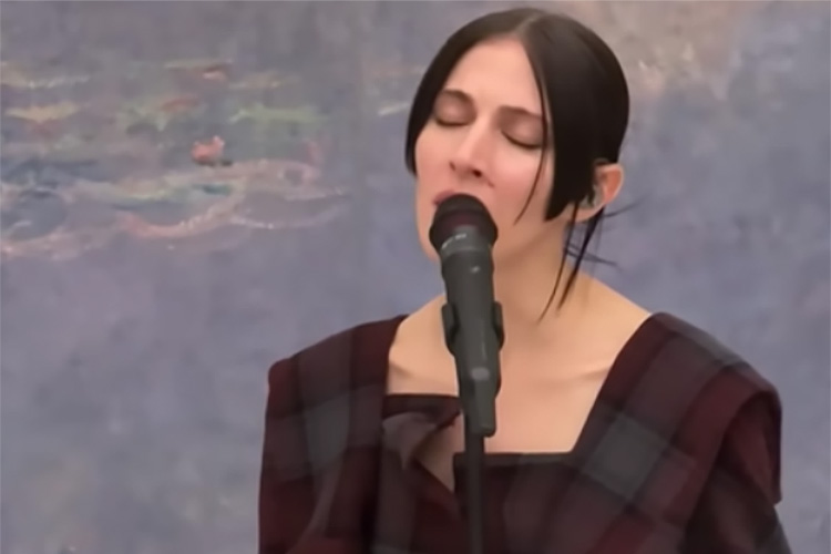 Caroline Polachek versiona a Radiohead frente a un cuadro de Monet