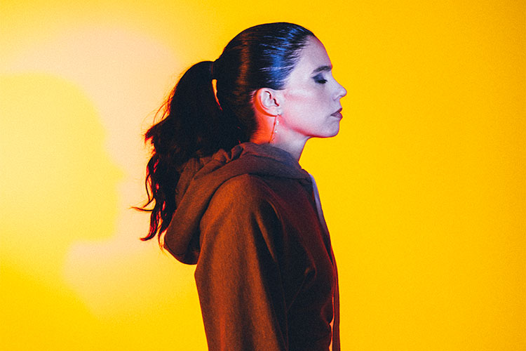 Javiera Mena se redescubre en su nuevo single “Entropia”