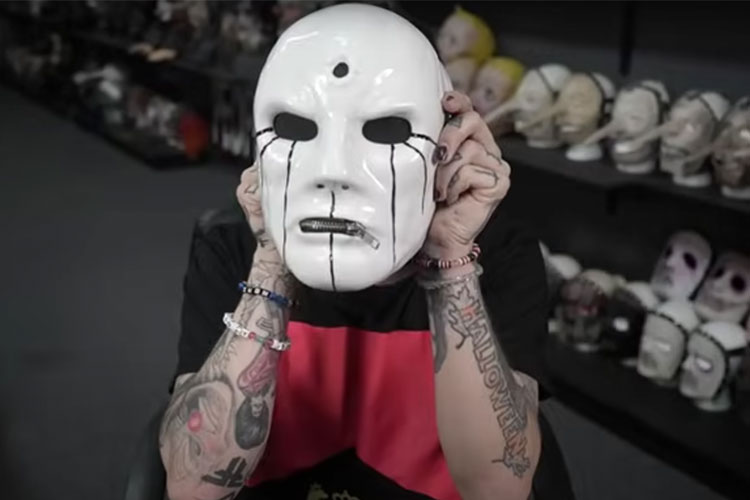 Eloy Casagrande homenajea a Joey Jordison con su máscara en Slipknot