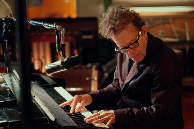 Tom Waits, narrador de un documental sobre personas sin hogar