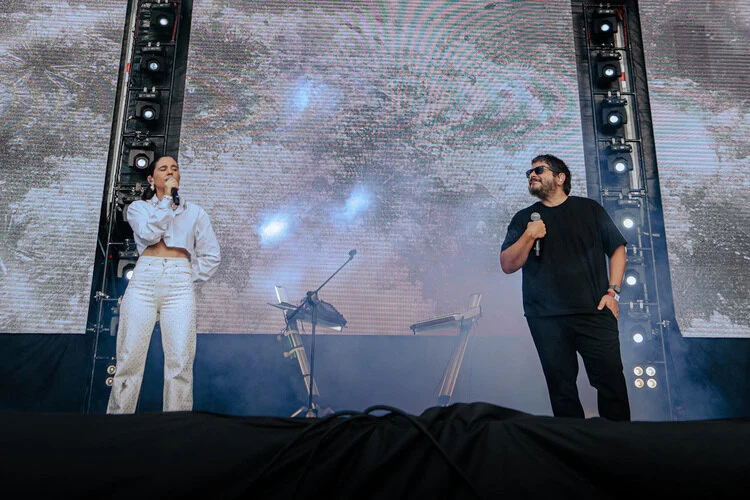 Javiera Mena y Santiago Motorizado juntos en “Mar de Coral”