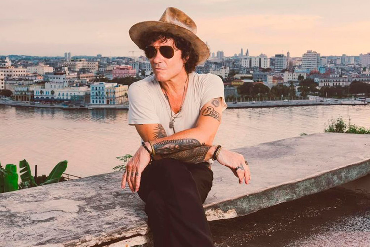“He querido evitar al máximo cualquier referencia al rock”