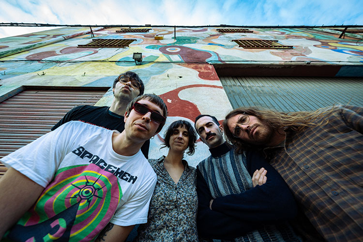 “Nos sentimos rotundamente cómodos con la etiqueta de rock psicodélico”